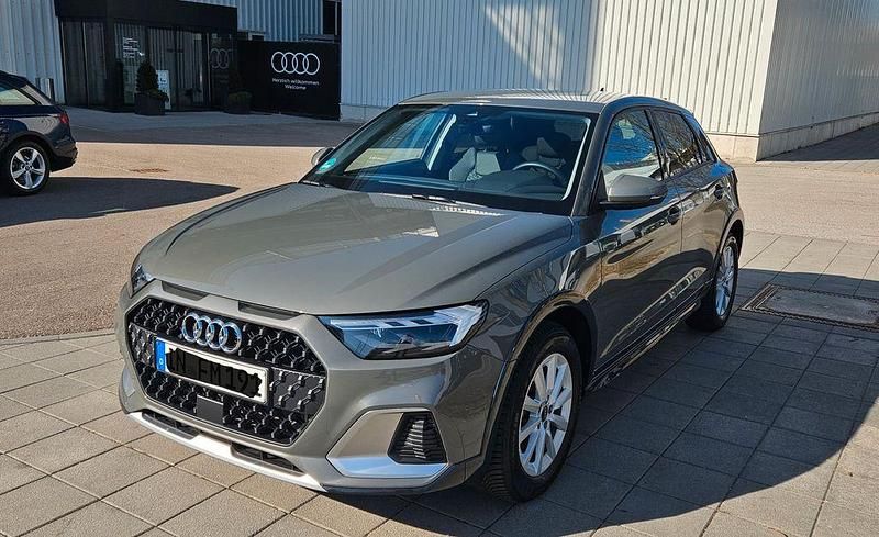 Grau Gebraucht 2024 Audi A1 Sport Kleinwagen | 24.499 € (Guter Preis) - Bild 1/4
