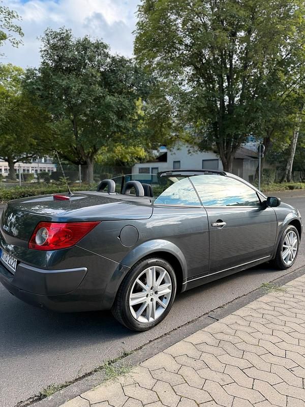 Grau Gebraucht 2007 Renault Mégane Cabriolet Cabrio | 2.950 € (Fairer Preis) - Bild 1/4