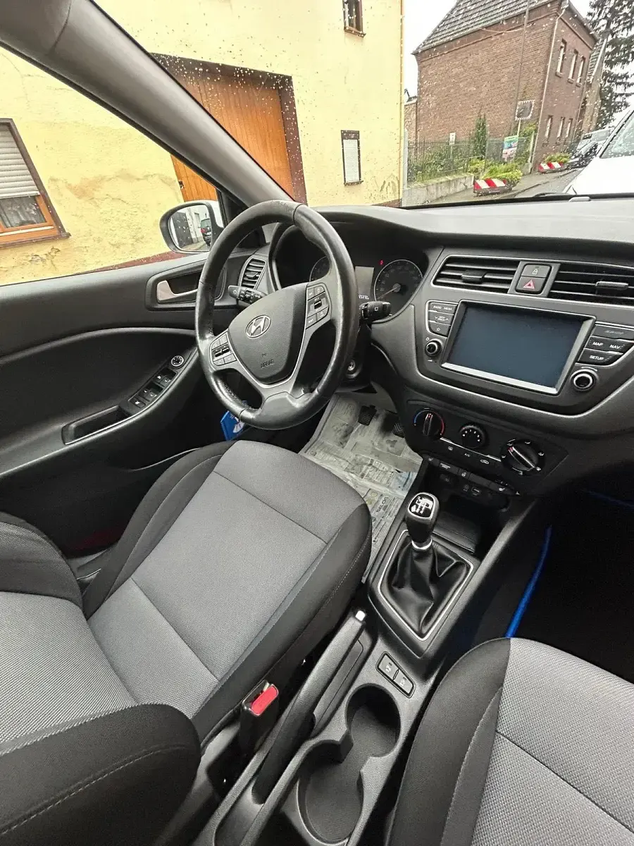 Gebraucht Hyundai i20 101 PS (74 kW) 2019 Weiß Kleinwagen