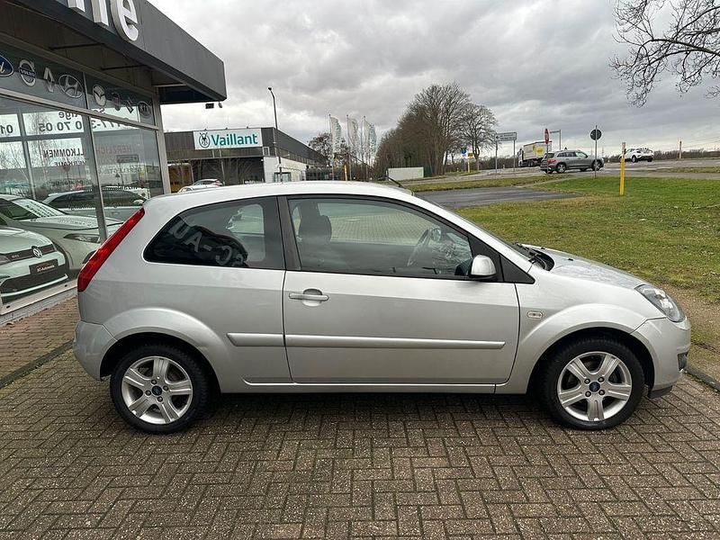 Gebraucht Ford Fiesta 75 PS (55 kW) 2008 Silber Limousine