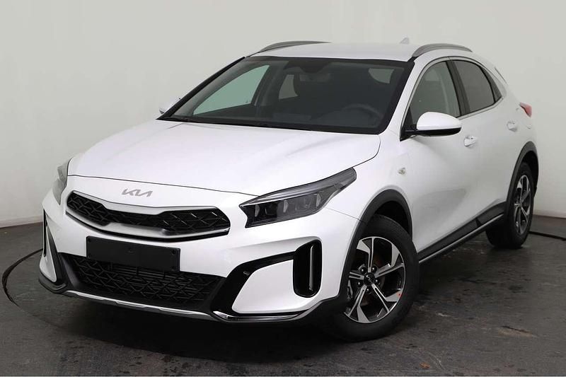 Deluxe white metallic Neu 2025 Kia XCeed City SUV | 25.682 € (Guter Preis) - Bild 1/4