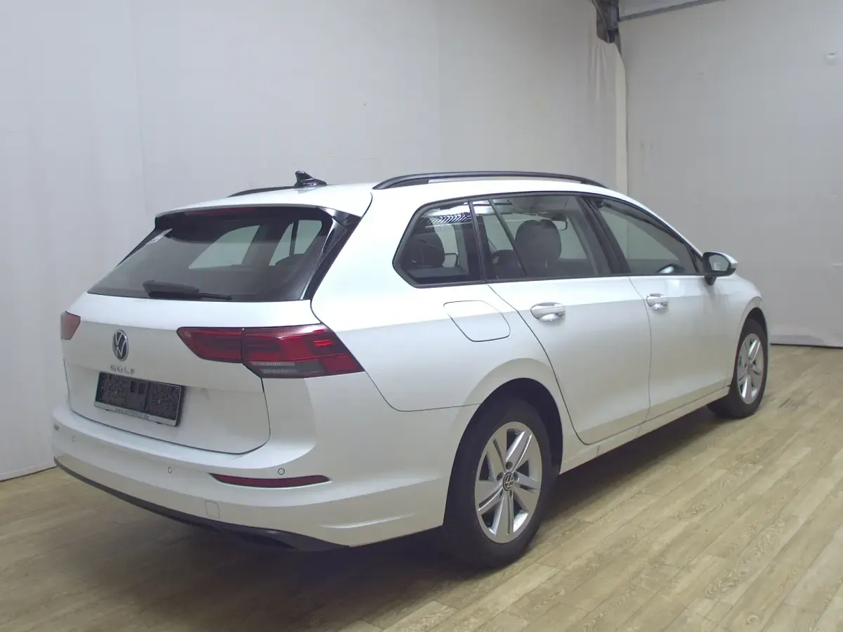 Gebraucht VW Golf VIII Life 150 PS (110 kW) 2022 Weiss Kombi