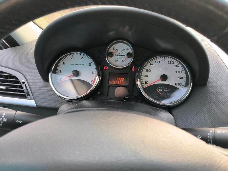 Gebraucht Peugeot 207 70 PS (51 kW) 2008 Grau Kleinwagen