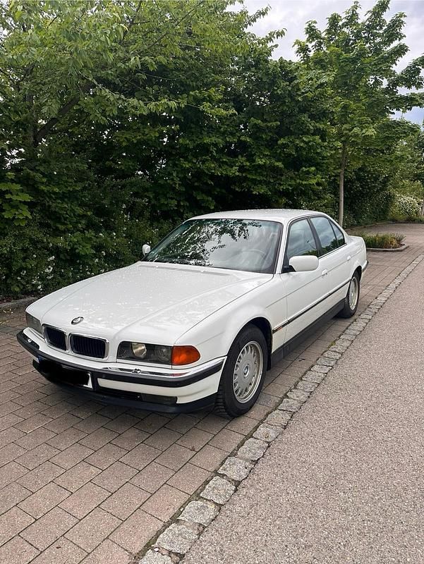 Weiß Gebraucht 1995 BMW 740 Limousine | 4.400 € - Bild 1/4