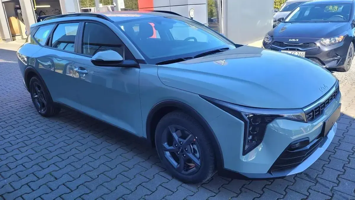 Neu Kia K4 150 PS (110 kW) 2026 Grau Kombi