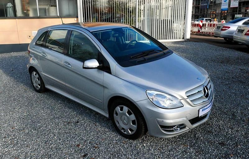 Gebraucht Mercedes B200 136 PS (100 kW) 2009 Silber Van / Kleinbus