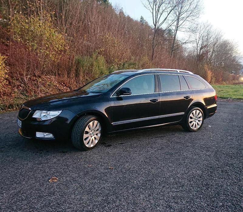 Schwarz Gebraucht 2011 Skoda Superb Kombi | 4.500 € (Guter Preis) - Bild 1/4