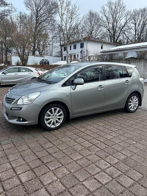 Gebraucht Toyota Verso 150 PS (110 kW) 2012 Grau Van / Kleinbus