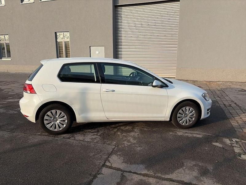 Weiß Gebraucht 2016 VW Golf VII Trendline | 7.497 € (Guter Preis) - Bild 1/4
