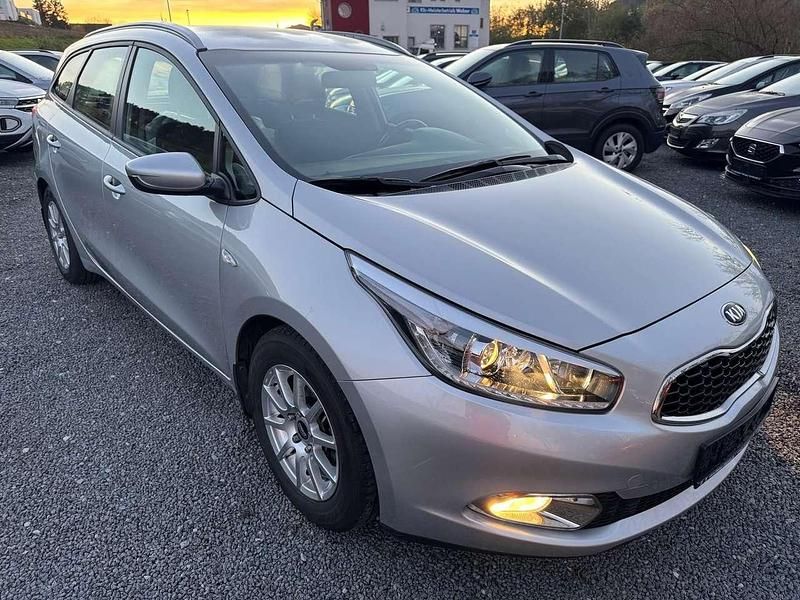 Silber Gebraucht 2014 Kia Ceed Sportswagon Edition 7 Kombi | 8.540 € (Superpreis) - Bild 1/4
