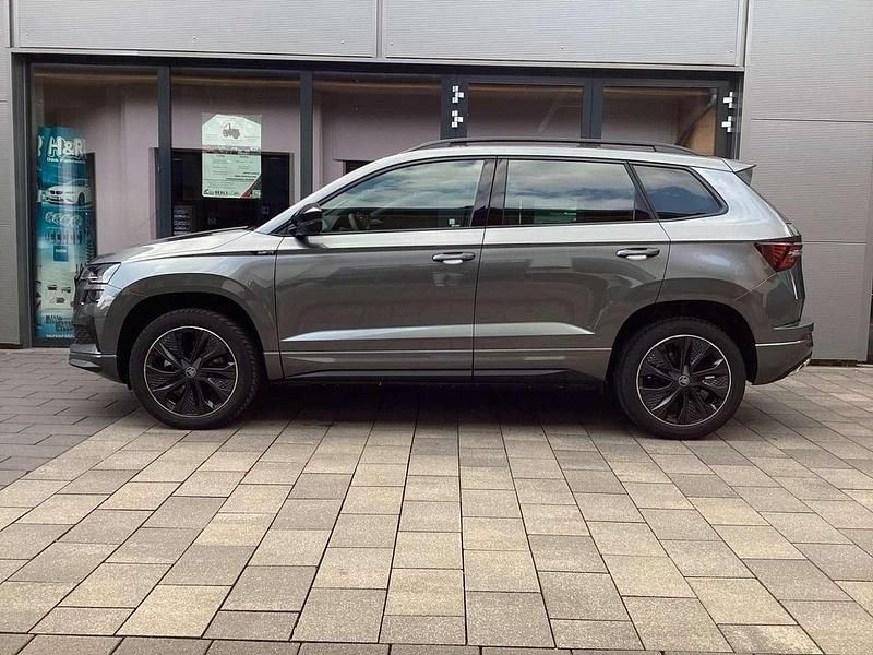 Graphite graumetallic Neu 2025 Skoda Karoq SportLine SUV | 37.950 € (Teuer) - Bild 1/4