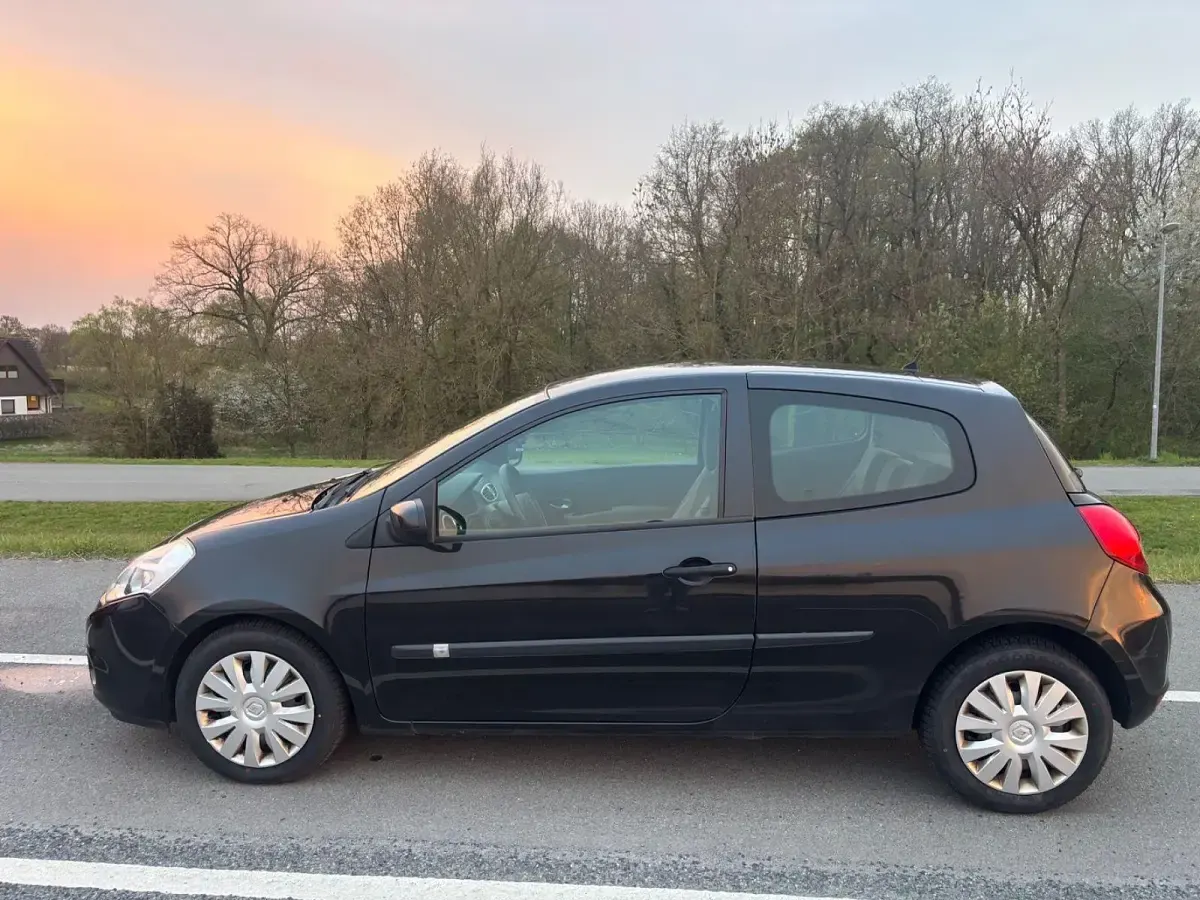 Używany Renault Clio II Expression 75 KM (55 kW) 2011 Czarny Sedan/Limuzyna