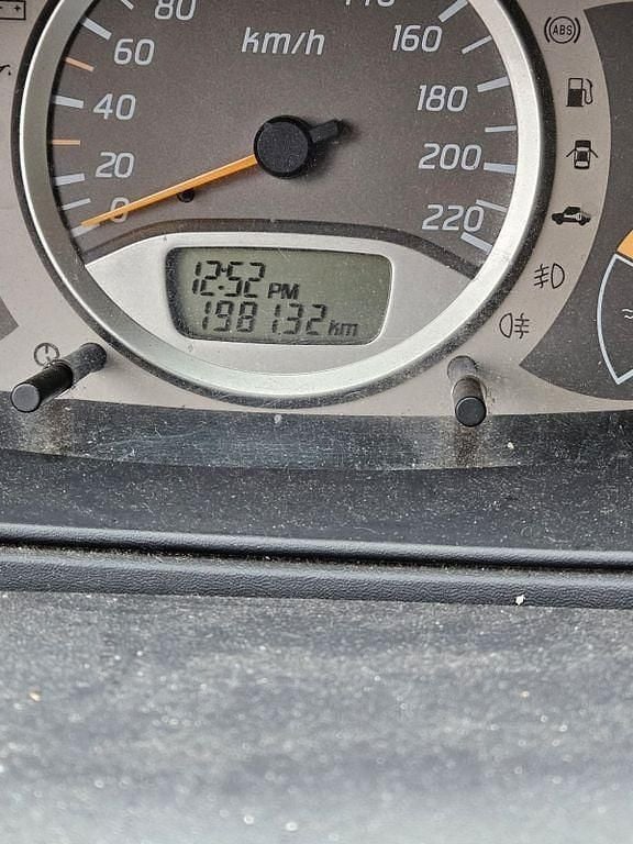 Grau Gebraucht 2002 Nissan Almera Tino Van / Kleinbus | 999 € (Guter Preis) - Bild 1/4