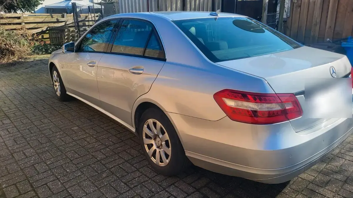Usado Mercedes E220 170 CV (125 kW) 2009 Plateado Berlina
