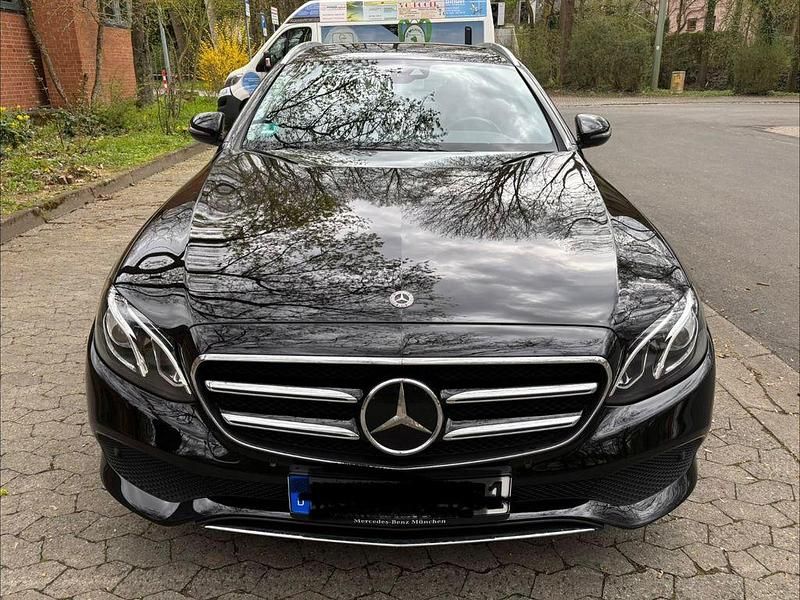 Gebraucht Mercedes E200 197 PS (144 kW) 2019 Schwarz Limousine