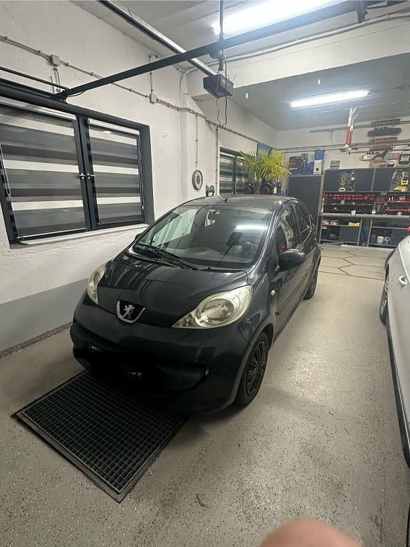 Grau Gebraucht 2005 Peugeot 107 Filou Kleinwagen | 1.900 € (Fairer Preis) - Bild 1/4