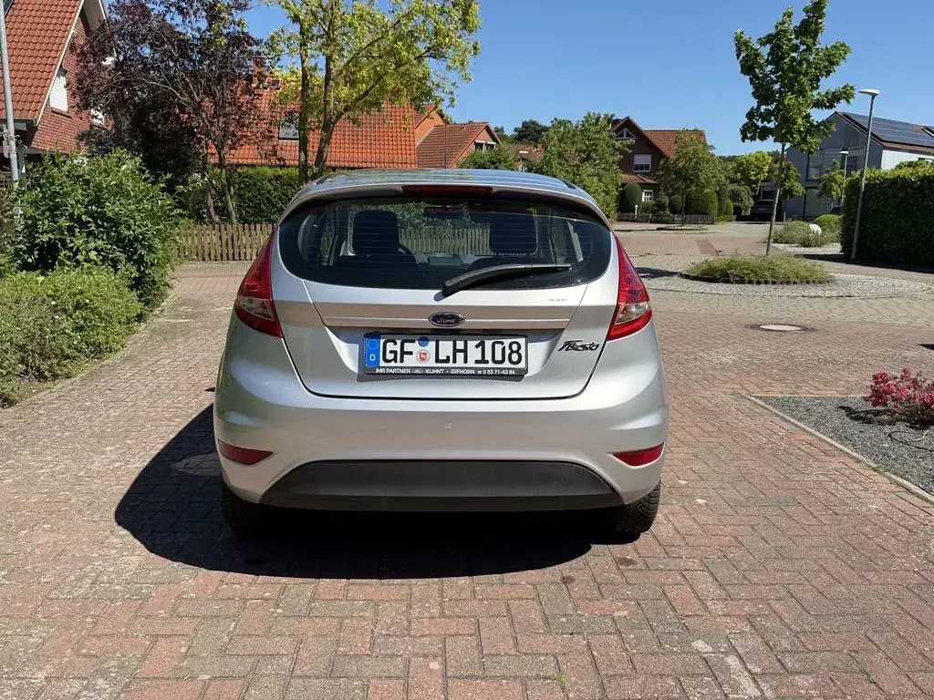 Gebraucht Ford Fiesta Ambiente 60 PS (44 kW) 2009 Silber Limousine