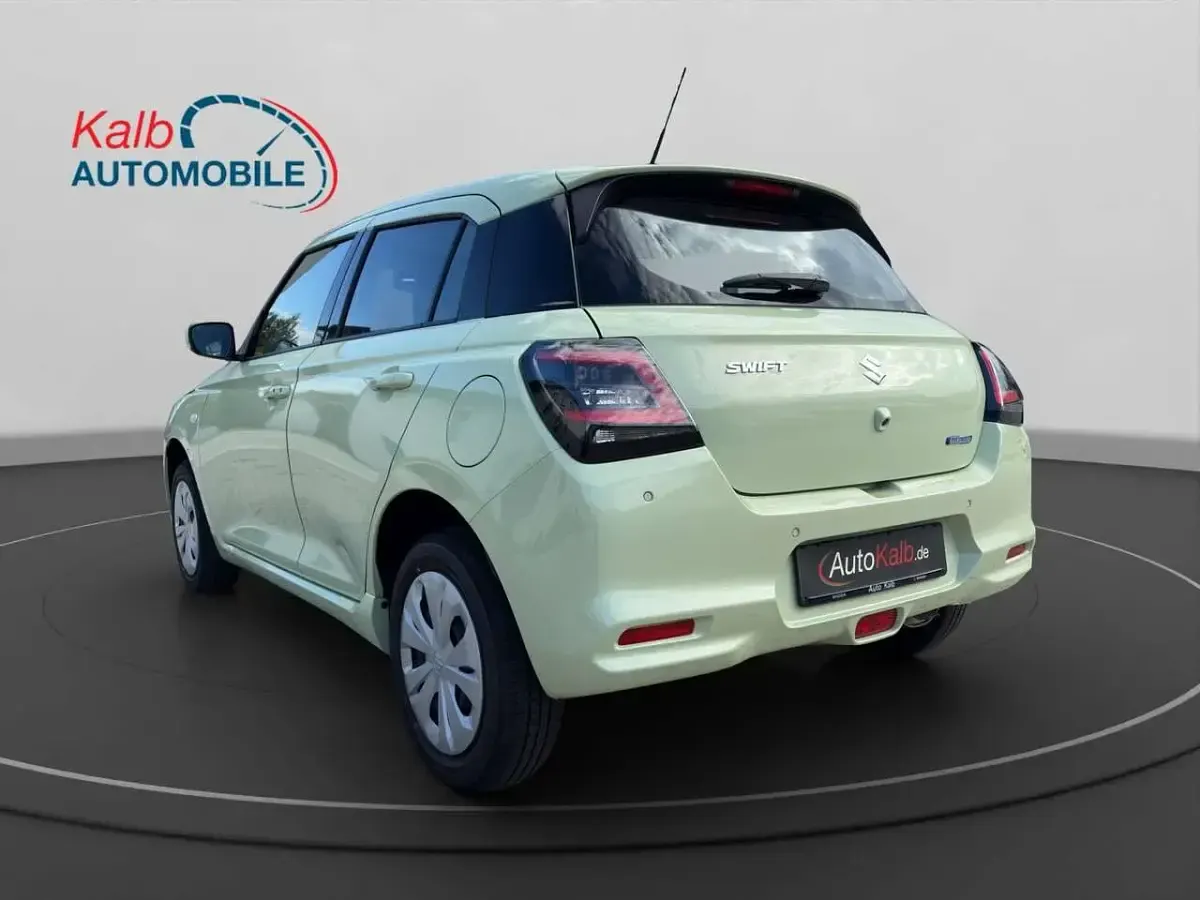 Neu Suzuki Swift Club 83 PS (61 kW) 2025 Cool yellow metallic Kleinwagen