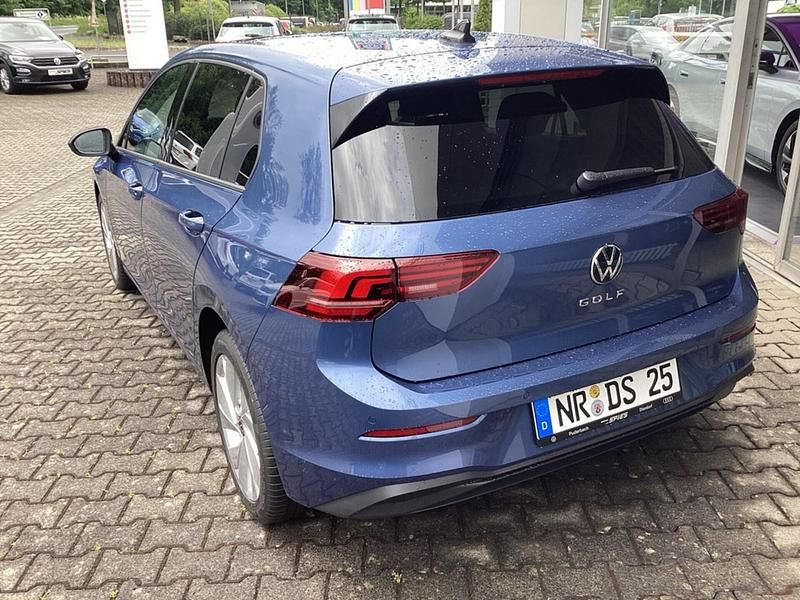 Gebraucht VW Golf VIII Life 116 PS (85 kW) 2024 Anemonenblau metallic Limousine