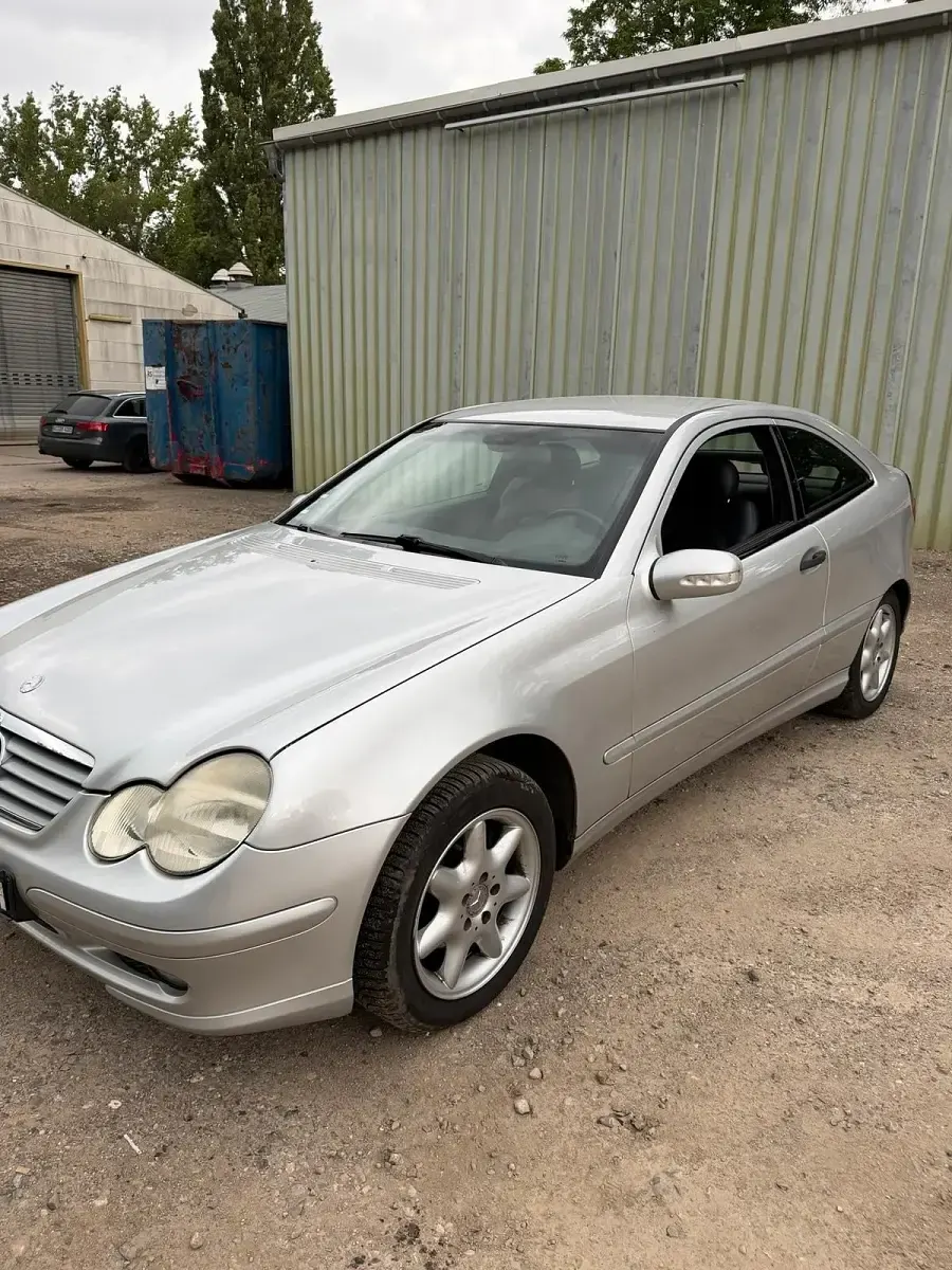 Gebraucht Mercedes C180 129 PS (94 kW) 2003 Silber Coupé