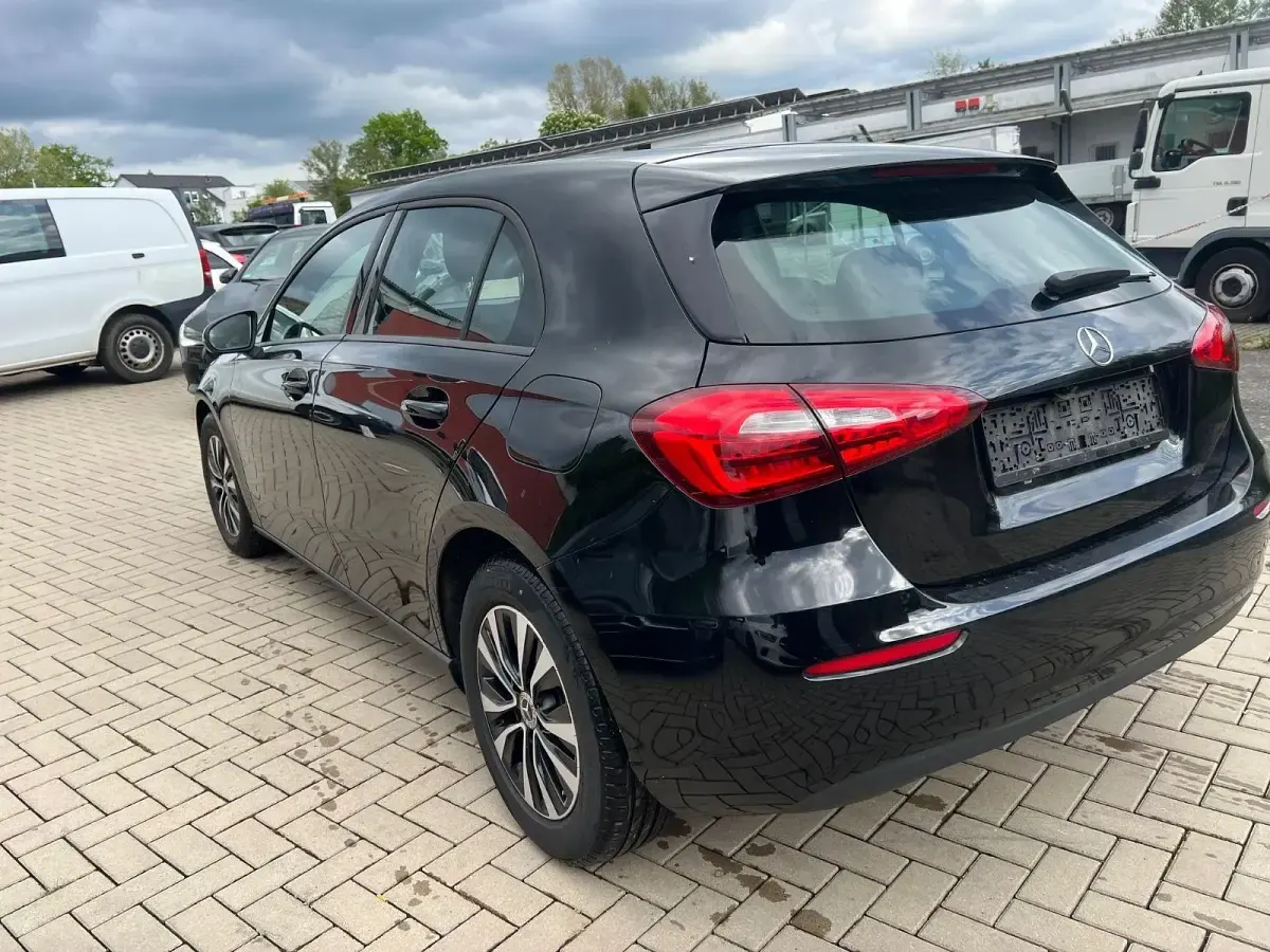 Second-hand Mercedes A180 116 CP (85 kW) 2021 Negru Berlinǎ