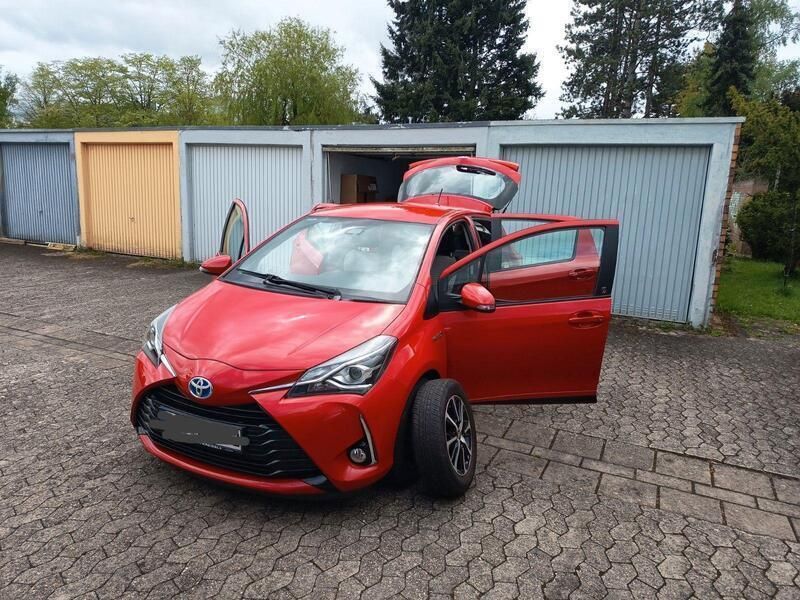 Rot Gebraucht 2018 Toyota Yaris Hybrid Team Kleinwagen | 13.400 € (Guter Preis) - Bild 1/4