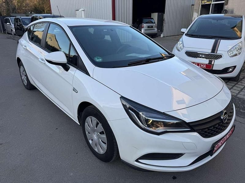 Gebraucht Opel Astra Selection 90 PS (66 kW) 2018 Weiß Kleinwagen