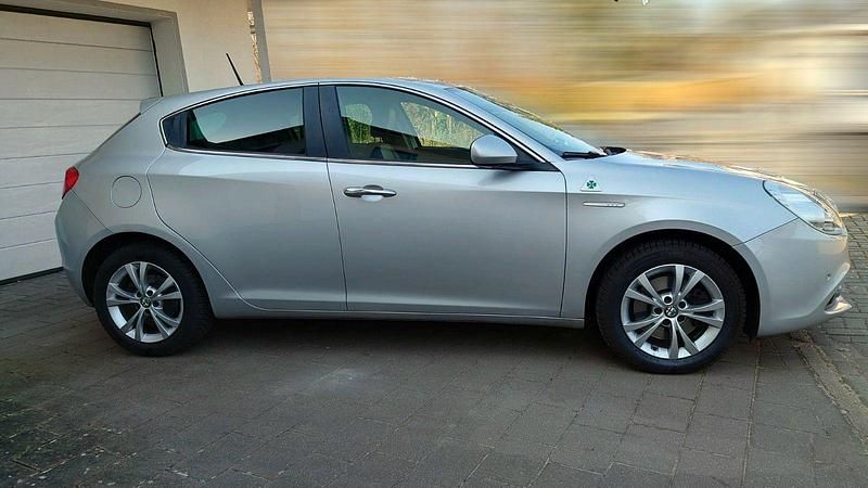 Grau Gebraucht 2015 Alfa Romeo Giulietta Turismo Kleinwagen | 9.995 € (Fairer Preis) - Bild 1/4