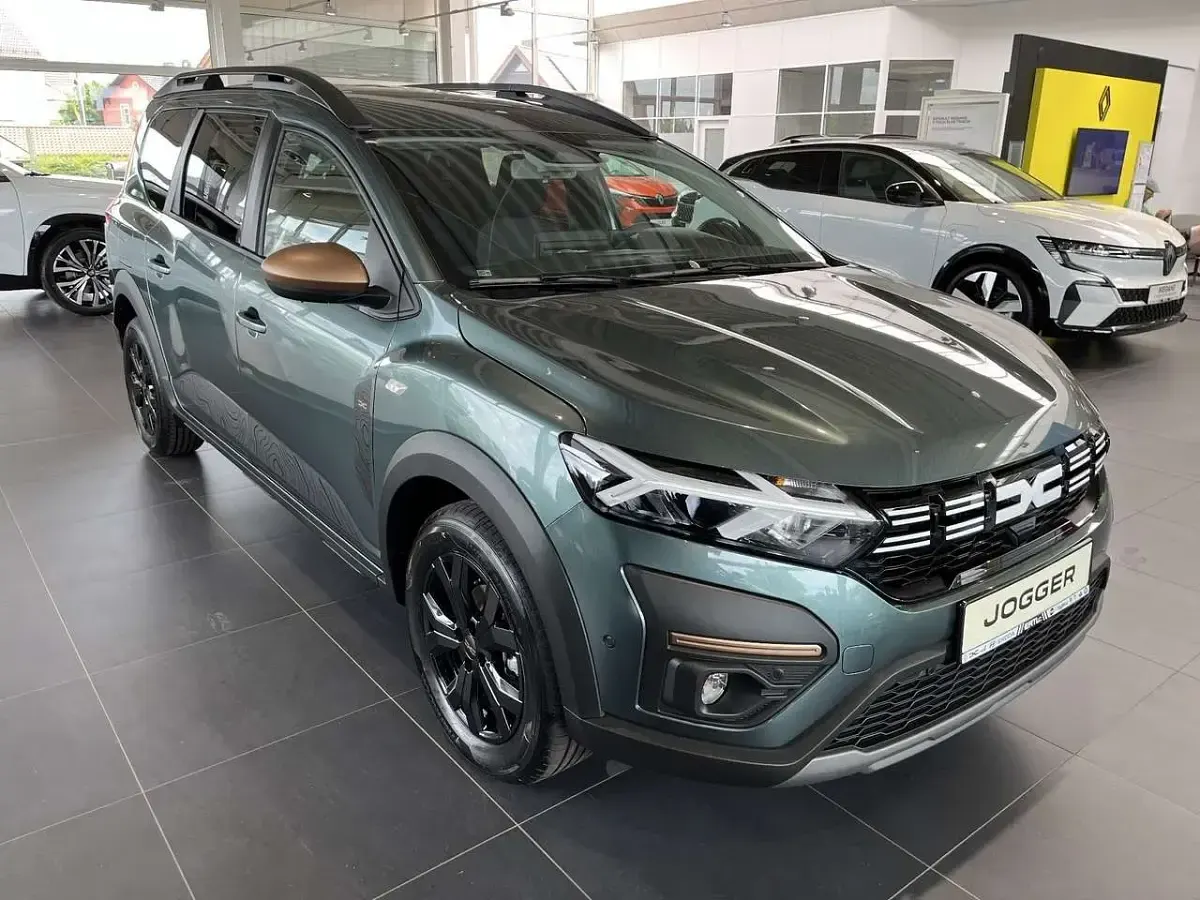 Neu Dacia Jogger Extreme 110 PS (80 kW) 2025 Zedergrün Van / Kleinbus