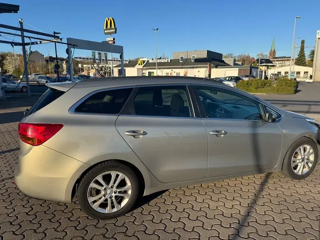 Gebraucht Kia Ceed Spirit 128 PS (94 kW) 2013 Schwarz Kleinwagen