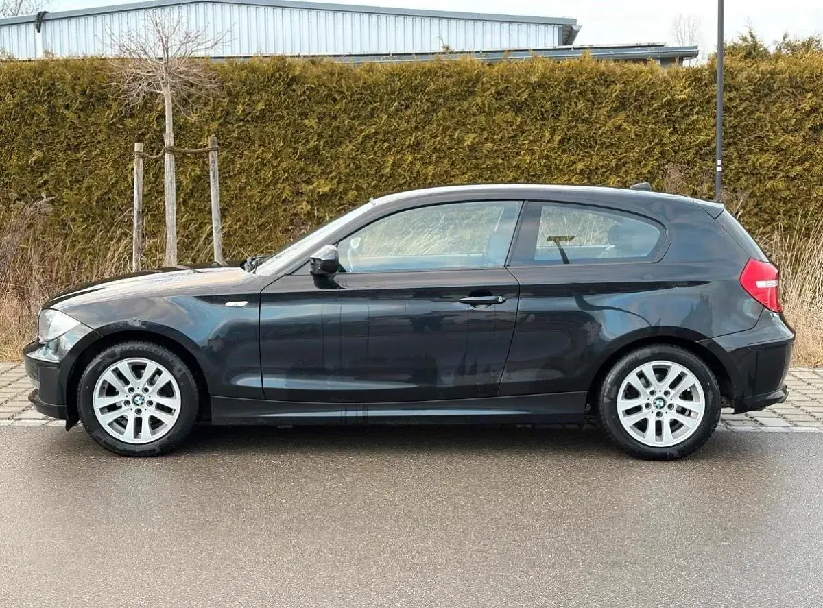 Gebraucht BMW 116 122 PS (89 kW) 2011 Schwarz Kleinwagen