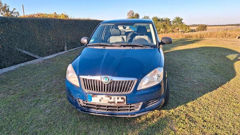 Gebraucht Skoda Fabia 60 PS (44 kW) 2012 Blau Limousine