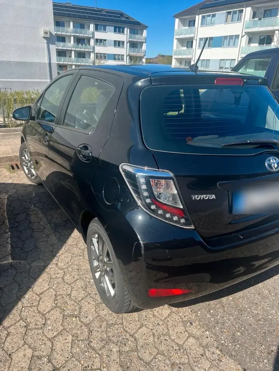 Gebraucht Toyota Yaris 69 PS (50 kW) 2014 Schwarz Kleinwagen