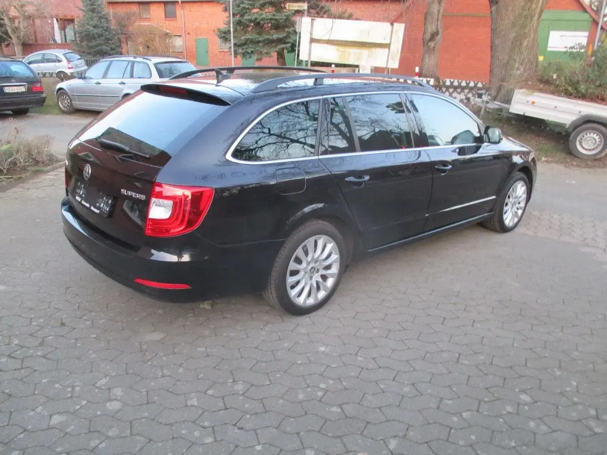 Gebraucht Skoda Superb Exclusive 160 PS (117 kW) 2014 Schwarz Kombi