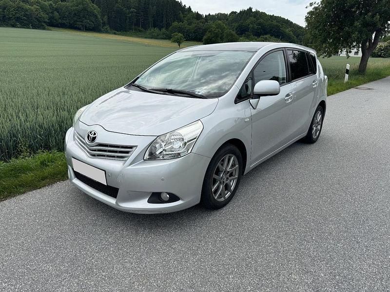 Silber Gebraucht 2011 Toyota Verso Edition Van / Kleinbus | 4.790 € (Fairer Preis) - Bild 1/4