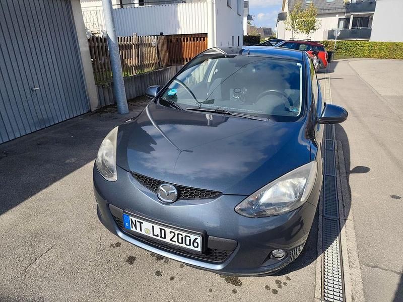 Grau Gebraucht 2010 Mazda 2 Active Limousine | 1.599 € (Guter Preis) - Bild 1/4