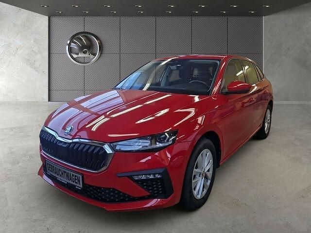 Rot (velvetrot premium metallic) Gebraucht 2024 Skoda Scala Selection Kleinwagen | 26.890 € (Teuer) - Bild 1/2