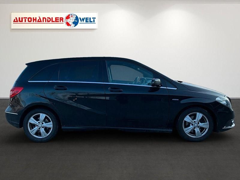 Gebraucht Mercedes B180 122 PS (89 kW) 2012 Schwarz Van / Kleinbus