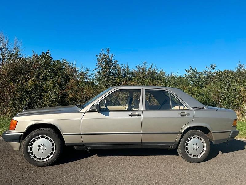 Second-hand Mercedes 190 72 CP (52 kW) 1987 Andere farben Berlinǎ