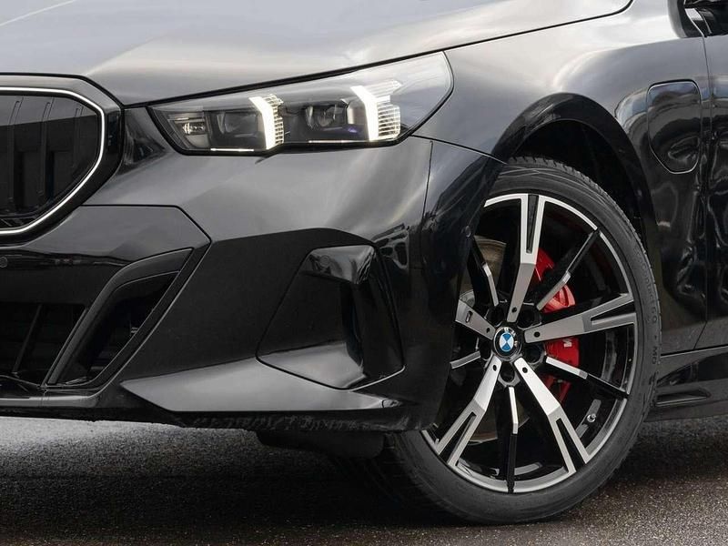 Neu BMW 550e Performance 489 PS (359 kW) 2026 Black sapphire Kombi