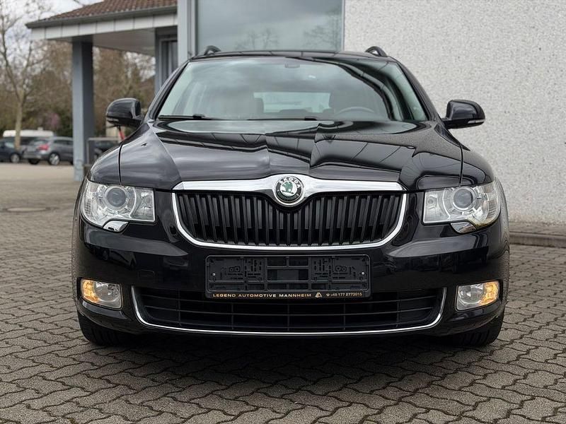 Gebraucht Skoda Superb Ambition 160 PS (117 kW) 2011 Schwarz Kombi