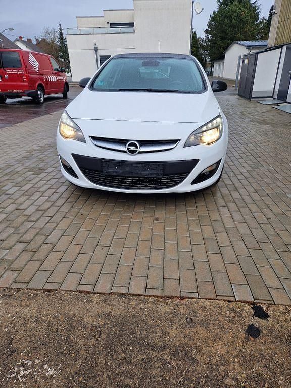 Weiß Gebraucht 2015 Opel Astra Edition Limousine | 8.700 € (Fairer Preis) - Bild 1/4