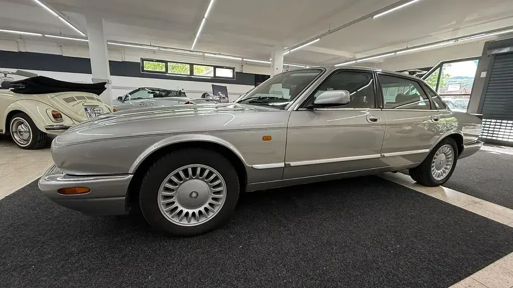 Second-hand Jaguar XJ Executive 237 CP (174 kW) 1999 Argintiu Berlinǎ