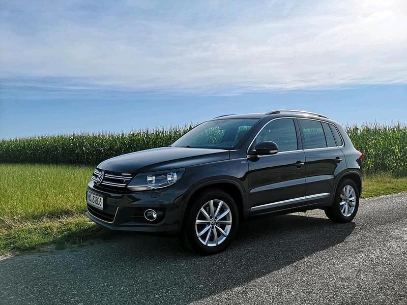Grau Gebraucht 2015 VW Tiguan LOUNGE SUV | 12.800 € (Etwas zu teuer) - Bild 1/4