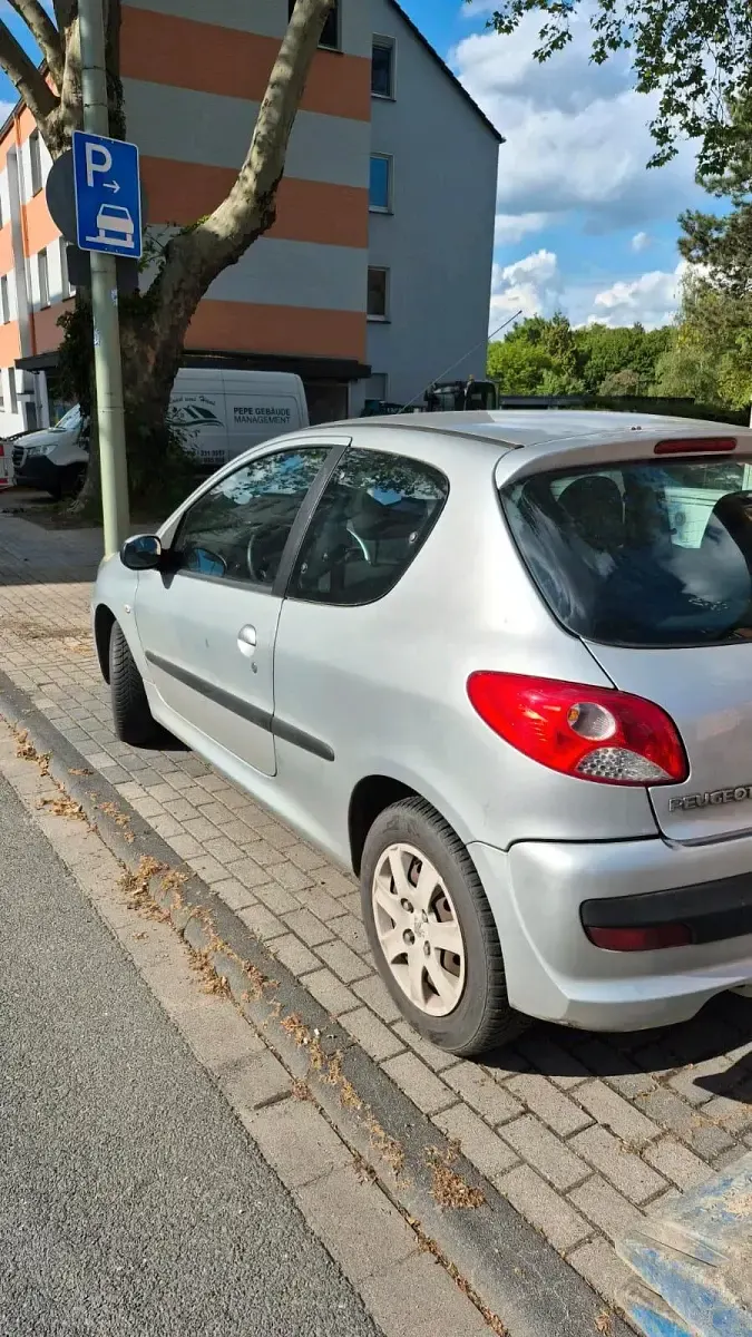 Gebraucht Peugeot 206+ 75 PS (55 kW) 2011 Silber Kleinwagen