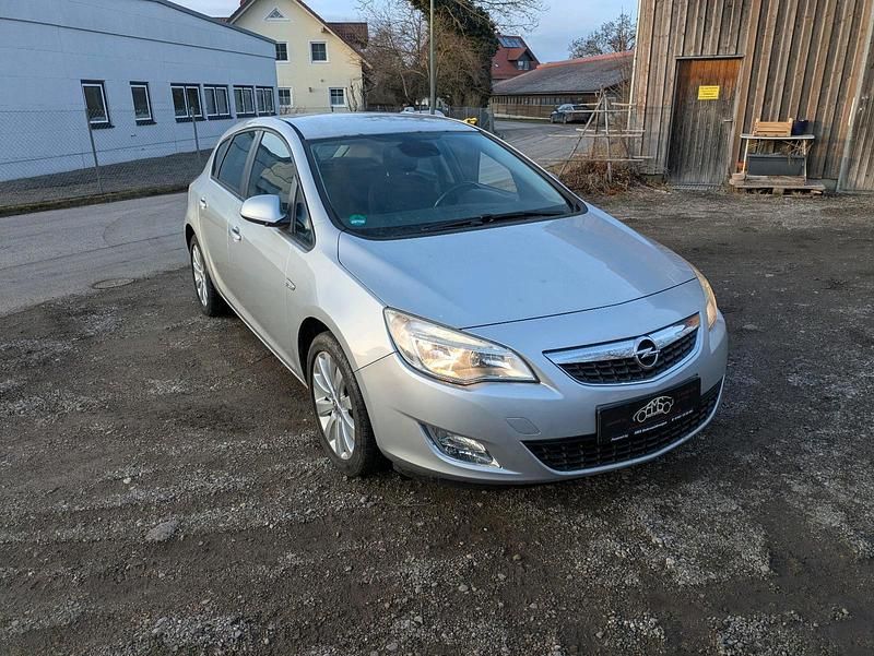 Gebraucht Opel Astra Selection 116 PS (85 kW) 2010 Silber Limousine