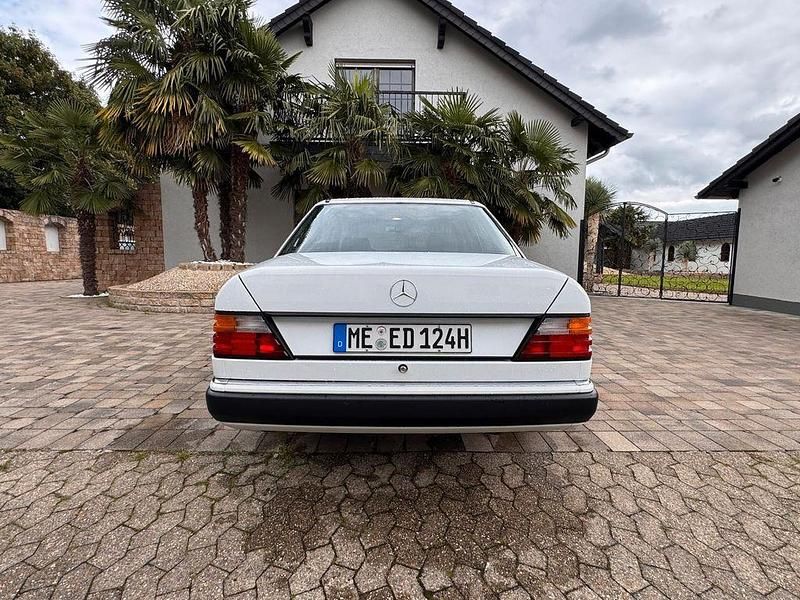 Gebraucht Mercedes 200 75 PS (55 kW) 1991 Weiß Limousine