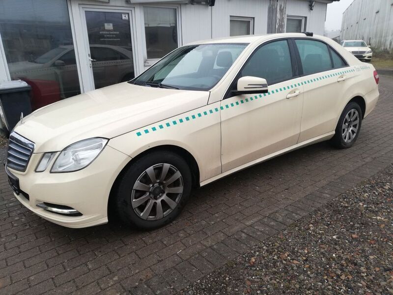 Beige Gebraucht 2011 Mercedes E200 Limousine | 2.900 € - Bild 1/4