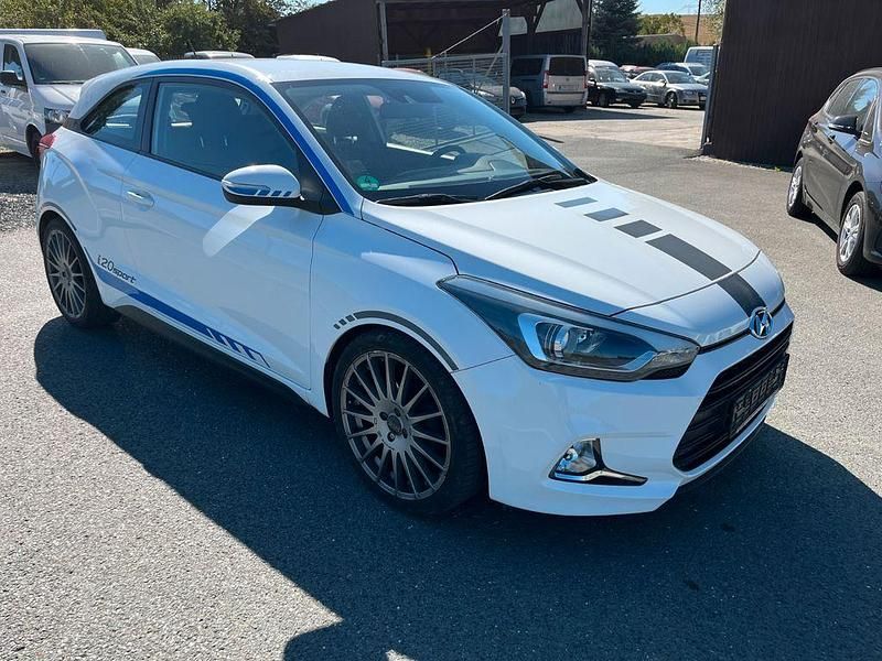 Weiß Gebraucht 2015 Hyundai i20 Trend Coupé | 9.850 € (Fairer Preis) - Bild 1/4