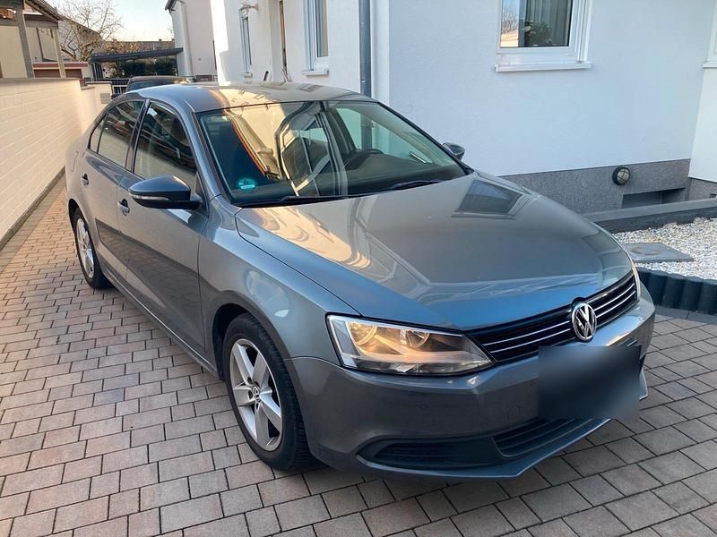 Grau Gebraucht 2011 VW Jetta Limousine | 6.500 € (Fairer Preis) - Bild 1/4